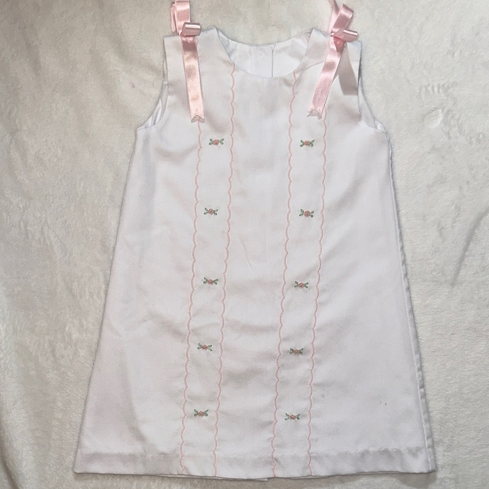 EUC LuLu Bebe White sleeveless lined Dress with scallop and rosebud embroidery4t